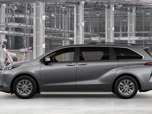 New 2026 Toyota Sienna XLE image 4