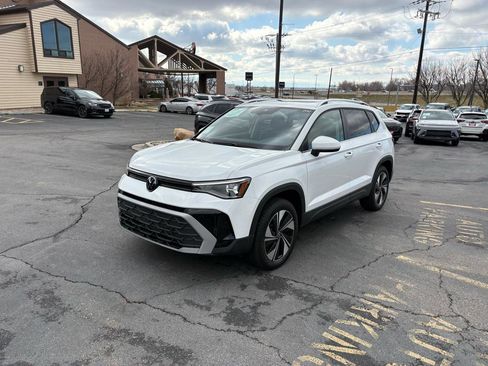 Used 2025 Volkswagen Taos SE w/ Panoramic Sunroof Package image 21