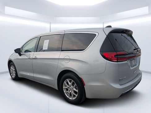 Used 2024 Chrysler Pacifica Touring-L FWD image 5