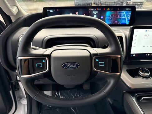 Used 2025 Ford Expedition Active RWD image 15