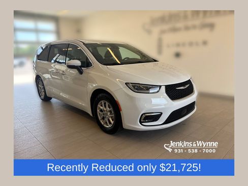 Used 2023 Chrysler Pacifica Touring FWD image 1