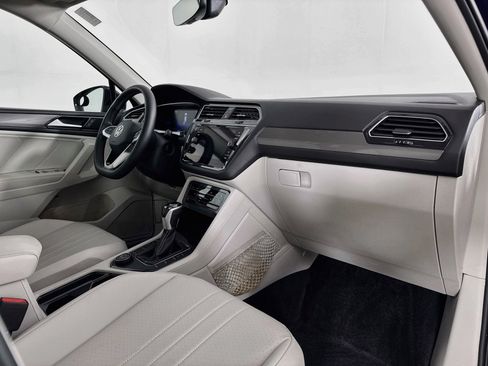 Used 2022 Volkswagen Tiguan SE w/ Panoramic Sunroof Package AWD/4WD image 31
