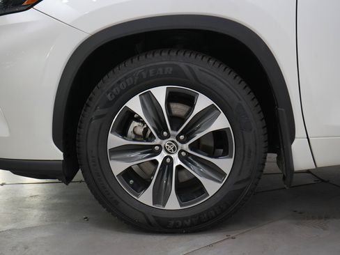 Used 2021 Toyota Highlander XLE AWD/4WD image 28