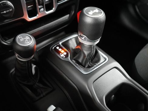 Used 2025 Jeep Wrangler Unlimited Sahara AWD/4WD image 16