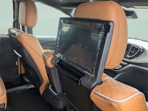 Used 2023 Chrysler Pacifica Pinnacle FWD image 9
