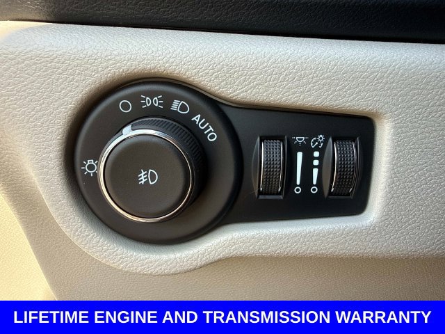Used 2024 Chrysler Pacifica Touring-L FWD image 33