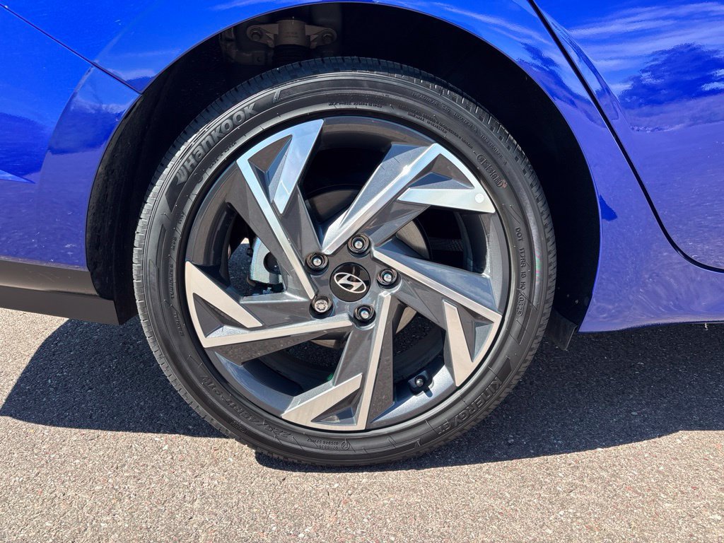 Certified 2025 Hyundai Elantra Limited FWD image 36