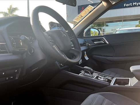 New 2025 Mitsubishi Outlander SE image 6