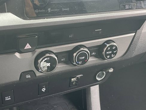 Used 2017 Toyota Tacoma TRD Off-Road image 7