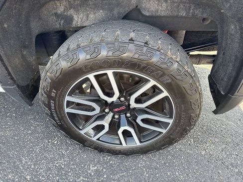 Used 2022 GMC Sierra 1500 AT4 w/ AT4 Premium Package image 3