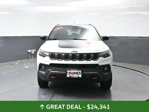 Used 2025 Jeep Compass Trailhawk AWD/4WD image 8