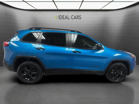 Used 2017 Jeep Cherokee Sport FWD image 4