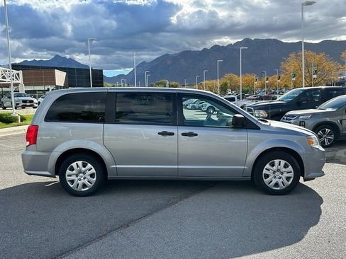 Used 2019 Dodge Grand Caravan SE image 2