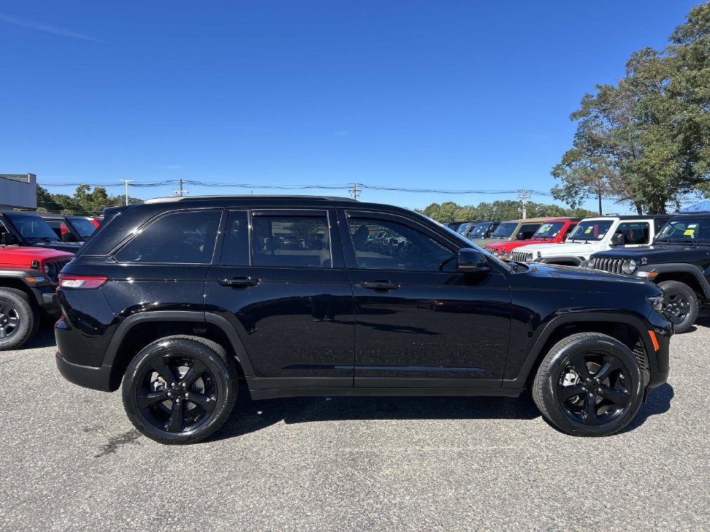Certified 2024 Jeep Grand Cherokee Limited w/ Black Appearance Package AWD/4WD image 2