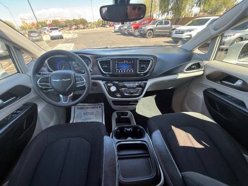 Used 2018 Chrysler Pacifica Touring Plus w/ Tire & Wheel Group FWD image 15