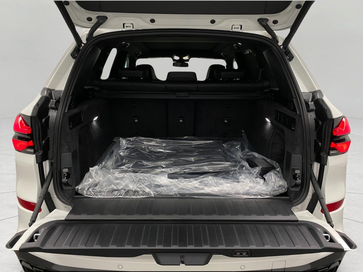 New 2026 BMW X5 M60i AWD/4WD image 8
