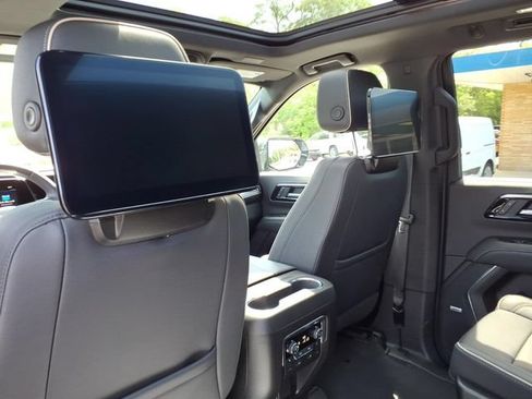 Used 2025 Chevrolet Tahoe Premier AWD/4WD image 23