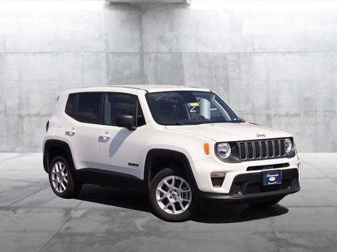 Used 2023 Jeep Renegade Latitude AWD/4WD image 2