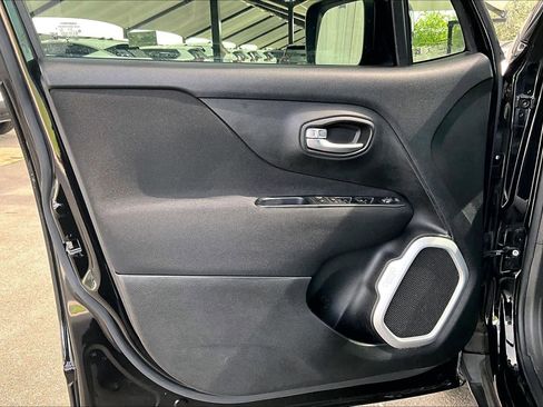 Used 2018 Jeep Renegade Latitude w/ Popular Equipment Group FWD image 21