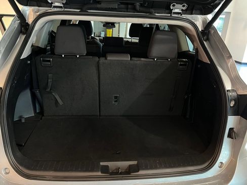 Used 2025 Toyota Highlander LE FWD image 28