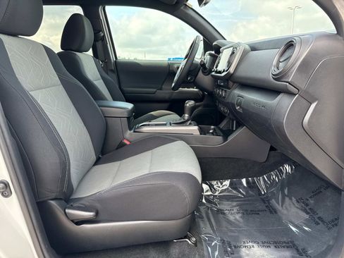 Used 2022 Toyota Tacoma TRD Off-Road image 18