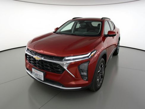 Used 2025 Chevrolet Trax LT image 3