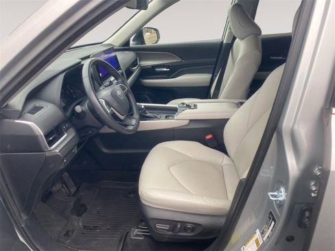 Used 2024 Toyota Grand Highlander XLE image 9