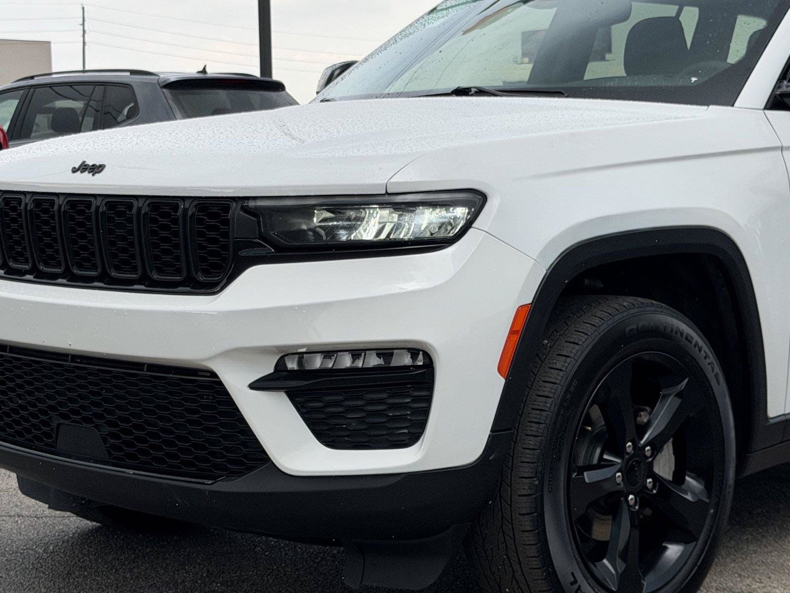 Used 2023 Jeep Grand Cherokee Limited w/ Black Appearance Package AWD/4WD image 9