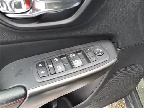 Used 2021 Jeep Cherokee Trailhawk image 12