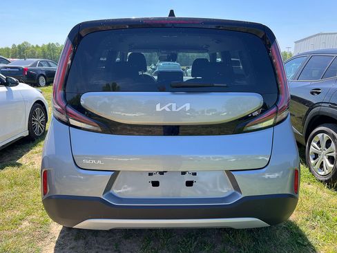 Used 2025 Kia Soul LX w/ LX Technology Package FWD image 4