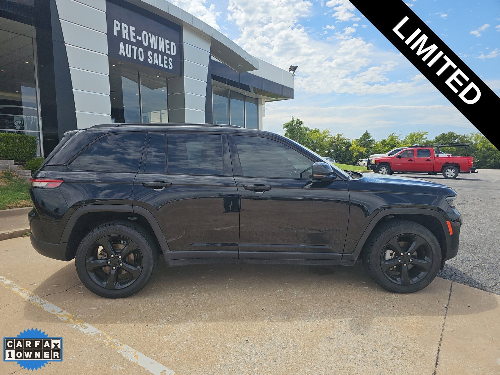 Used 2023 Jeep Grand Cherokee Limited w/ Black Appearance Package AWD/4WD image 2