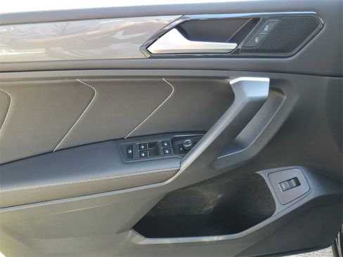Used 2024 Volkswagen Tiguan SE image 19