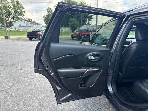 Used 2019 Jeep Cherokee Latitude Plus w/ Comfort/Convenience Group AWD/4WD image 11
