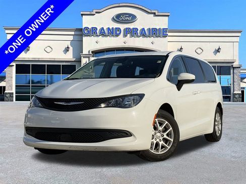 Used 2023 Chrysler Voyager LX image 1