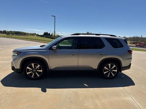 Used 2025 Honda Pilot Touring image 11
