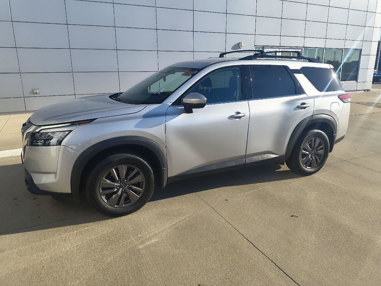 Used 2023 Nissan Pathfinder SV AWD/4WD image 6