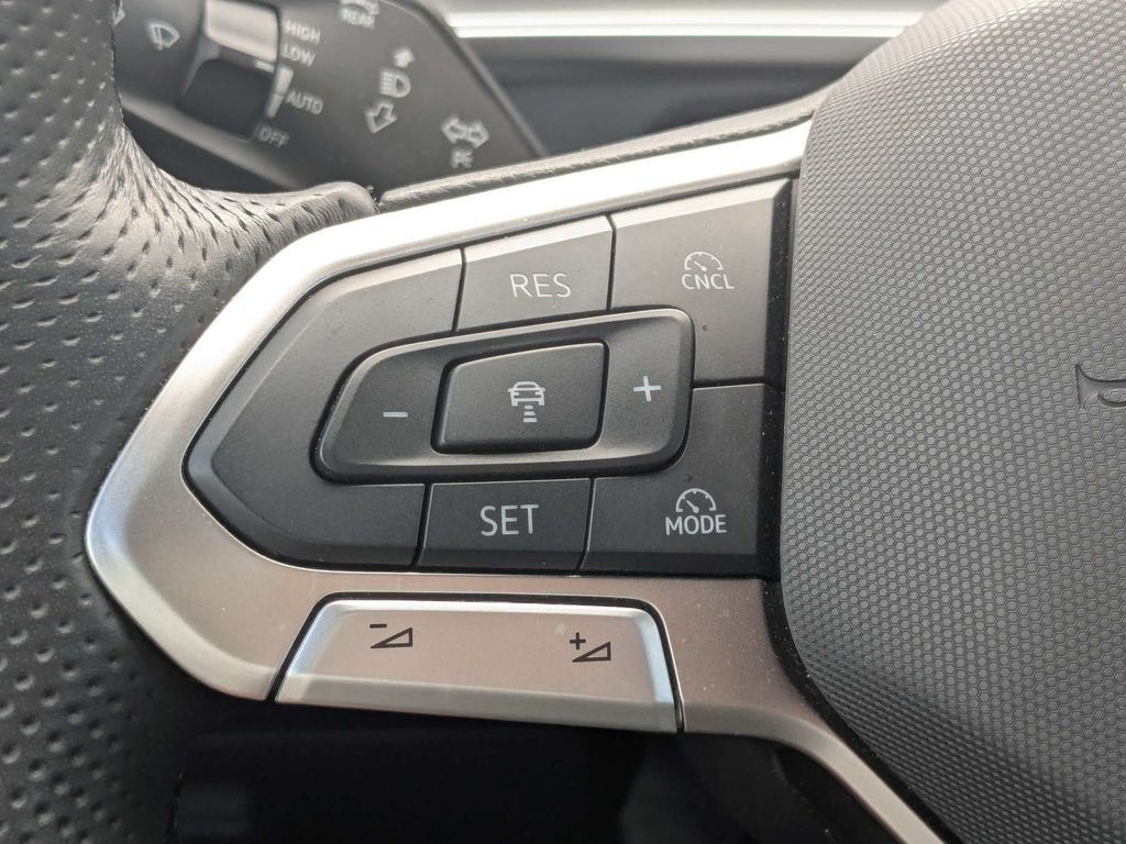 Certified 2025 Volkswagen Tiguan SE R-Line AWD/4WD image 32