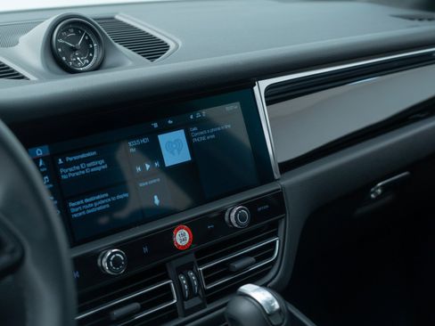 Certified 2026 Porsche Macan AWD/4WD image 26