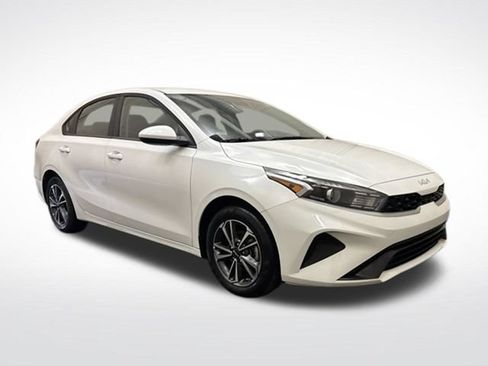 Certified 2024 Kia Forte LXS FWD image 3