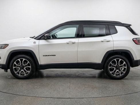 Used 2025 Jeep Compass Trailhawk AWD/4WD image 5