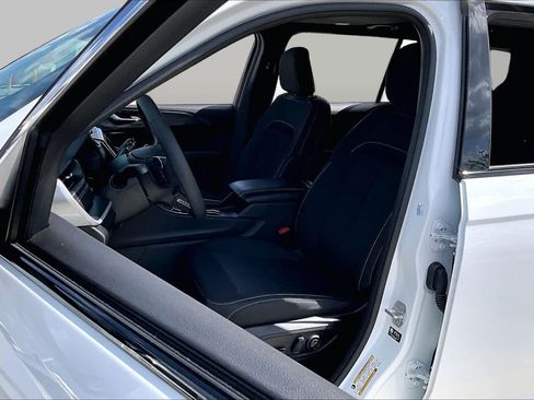 Used 2025 Jeep Grand Cherokee L Laredo RWD image 8