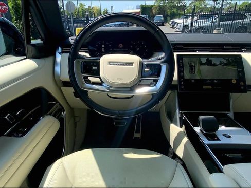 Certified 2025 Land Rover Range Rover SE AWD/4WD image 5