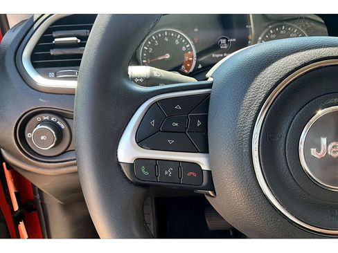 Used 2021 Jeep Renegade Latitude FWD image 11