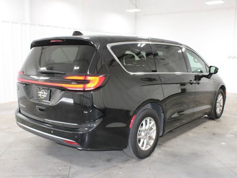 Used 2025 Chrysler Pacifica Select FWD image 9