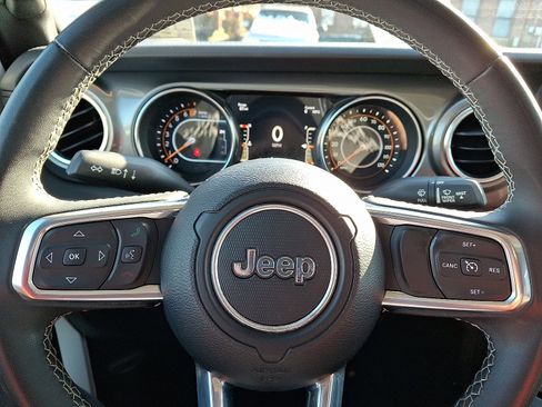 Used 2023 Jeep Gladiator Overland image 18
