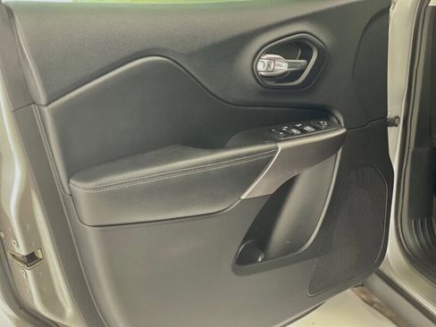 Used 2019 Jeep Cherokee Latitude Plus w/ Comfort/Convenience Group image 9