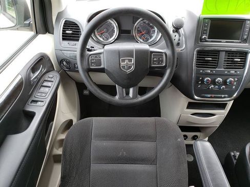 Used 2018 Dodge Grand Caravan SE w/ UConnect Hands-Free Group FWD image 14