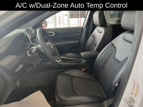 New 2026 Jeep Compass Latitude image 11