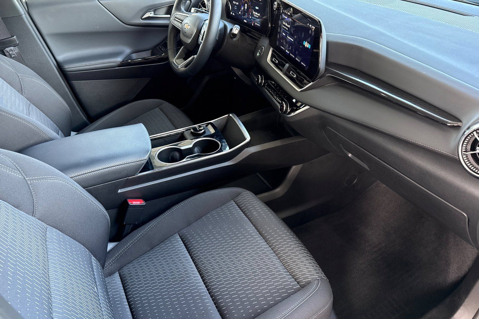 Used 2026 Chevrolet Equinox LT w/ LPO, Floor Liner Package FWD image 24