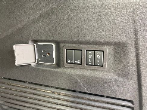 Used 2023 Chevrolet Tahoe LT w/ LT Signature Package AWD/4WD image 23